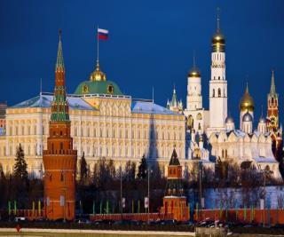 Ook is er een theater, museum, congresgebouw, verschillende kathedralen en Tsarenkanonen. Het geheel wordt in het zuiden omringd door de rivier de Moskva.