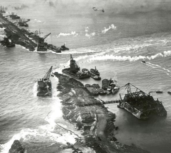 De Afsluitdijk in jaartallen 1918 Zuiderzeewet 1927 Start aanleg 1932 Laatste gat in de Afsluitdijk gedicht 1940 Kornwerderzand