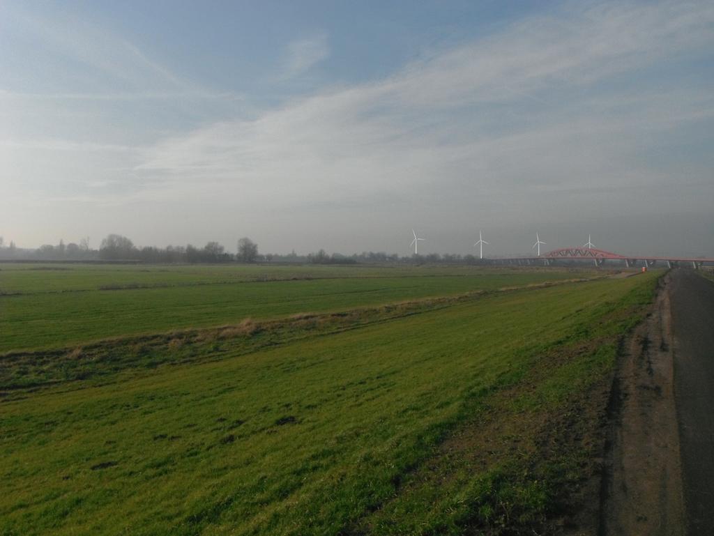 Basisalternatief 1, 4 windmolens, vanaf de Schellerdijk Maximumalternatief 1, 7 windmolens, vanaf de Schellerdijk Herkenbaarheid van de opstelling Voor de effectbepaling van dit aspect is de