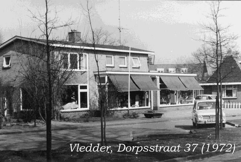 De onlangs gerenoveerde Dorpsstraat draagt bij tot verfraaiing van het dorp.