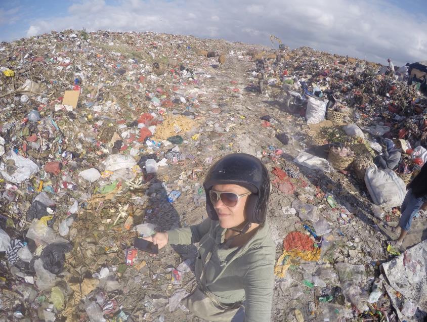 Inge reist de wereld rond voor haar kunstwerken en bezocht al heel wat afvalbergen, zoals hier in Bali.