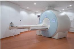 Het MRI-apparaat Voorzorgsmaatregelen Vanwege het sterke magneetveld in de onderzoekskamer zijn een aantal voorzorgsmaatregelen van belang. Wilt u deze informatie goed doorlezen?