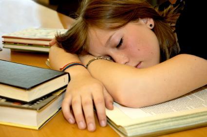 Slaapritme -70% heeft moeite s morgens wakker te worden -64% is moe op school