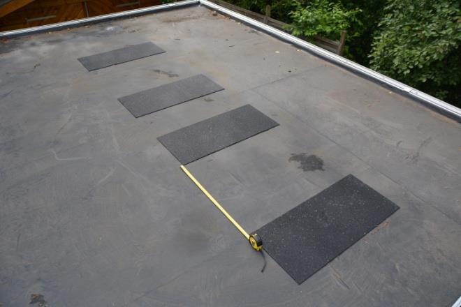 STAP 2 PLAATSBEPALING Rubberen pads uit Flatfix Eco pakket Bij het plaatsen van de zonnepanelen op uw dak moet u rekening houden met de richting ten opzicht van de zon en eventuele schaduw.