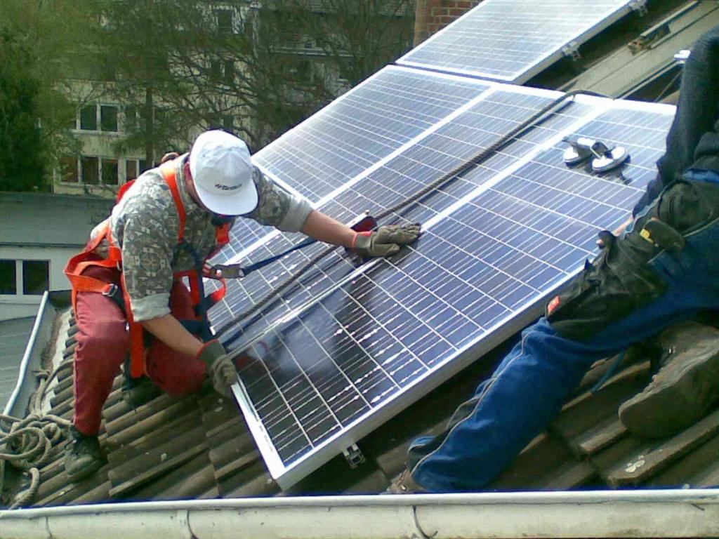 Hoofdstuk 4: Installatie zonnepanelen Zonnepanelen zullen tientallen jaren op uw dak liggen. Een vakkundige montage is daarvoor essentieel.