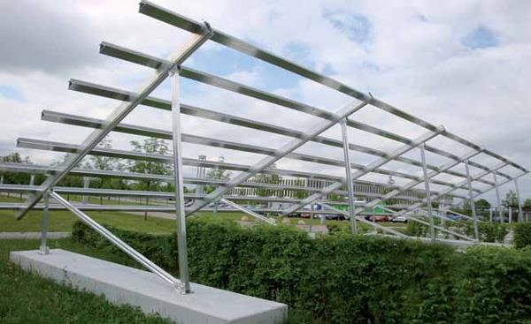 Opstelling van zonnepanelen Op platte daken en op het maaiveld kunnen zonnepanelen alleen zinvol toegepast worden als de panelen worden gemonteerd op speciale montagesystemen.