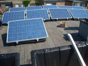 Opstelling van zonnepanelen op plat dak en maaiveld Op platte daken en bij veldsystemen wordt gebruik gemaakt van montagesystemen waarmee zonnepanelen in de gewenste hoek worden gezet.