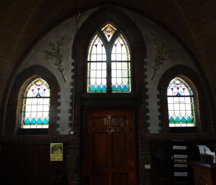 In de kapel zijn vijftien gebrandschilderde ramen aangebracht die de Geheimen van de Rozenkrans voorstellen.