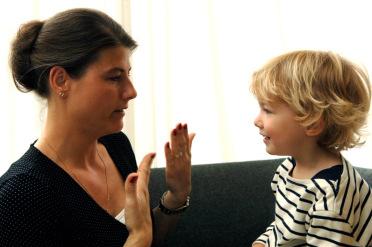 Dialoog in peutercommunicatie Belang van de dialoog Denkstimulerende Gespreksmethode een toepassing binnen gezinsbegeleiding Taal leren gebeurt in een communicatieve omgeving Volwassenen zijn model