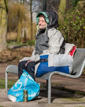 De Sheltersuit is een winden waterdichte jas die tot slaapzak getransformeerd kan worden.