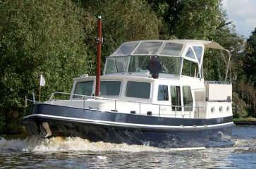 Tropez, Hyères, amaai wie hee ooit zoveel bootjes gekeken? Op 18-jarige lee ijd kochten wij samen onze eerste boot. Vier boten later waren we zonder schip, maar wel op zoek.