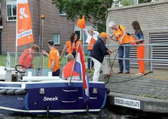 Da ich meine Hilfe angeboten habe, dur en wir nachmi ags den Geschicklichkeitswe kampf auf dem Wasser leiten. Das Ergebnis: 1 Team K: Sander, Lodewijk, Michael, en Heike. Zeit: 5 Min. 22.