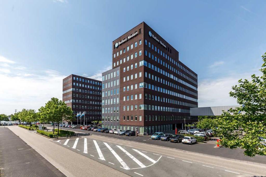 De dmiraal LGEMEEN Kantoorgebouw De dmiraal is gelegen direct aan de Vaartsche Rijn. Het complex bestaande uit drie gebouwen is medio 2000 in opdracht van Ballast Nedam ontwikkeld.