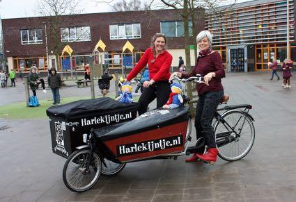 Sinds een paar maanden is ze de trotse eigenaar van een mooie bakfiets. Saskia s fiets met de grote rode fietstassen werd overal in Wageningen en omstreken gespot.