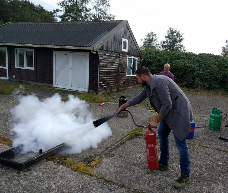 In totaal hebben tien medewerkers de cursus met goed gevolg afgelegd. De foto onder toont een brandblusoefening verricht door onze werkbegeleider Dirk Bosgra.