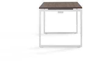 Het van uw bureau bestaat ut een samengestelde constructe van poten met een verbndend metalen frame.