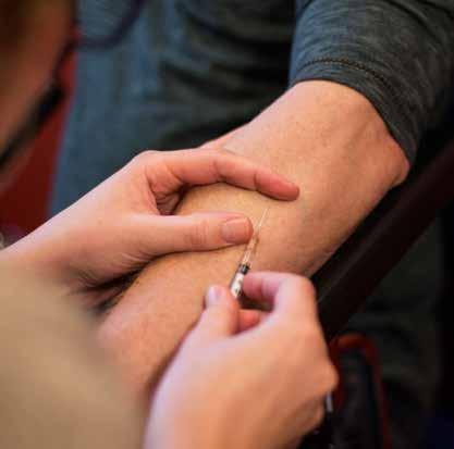 LTBI-screening: het prikje voor de tuberculinehuidtest (foto links) en afnemen van bloed. (Beeld: KNCV / IS Vormgeving) met de vraagstelling LTBI.