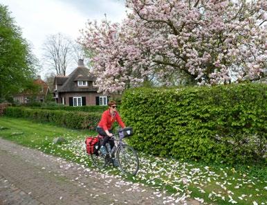 Terug naar Weerselo is een kwartiertje. IJsboerderij Nieuwe Weme Nieuwe Weme V.l.n.r.: Vlinder met e-bike-oplaadpunt bij Rustpunt t Vossenveen. Twee kunstwerken bij t Vossenveen. Hooien.