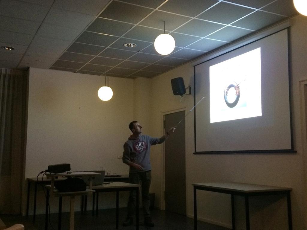 De spoel in de vijfbander (0, 40, 20, 5 en 0 mtr) kan kleiner als bandst maar dan moet stukje draad na spoel langer. Berekening van een spoel kan m.b.v. het programma Mini Ring Core calculator van DL5SWB.