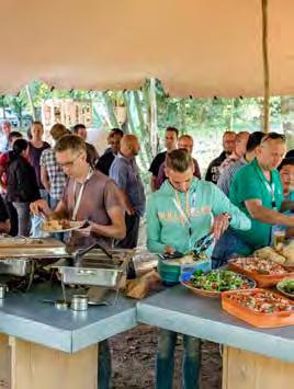 p. gezellig aan tafel samen genieten van eerlijke seizoen gerechten gepresenteerd op grote schalen voor ieder wat wils groenten, vlees en vis altijd met