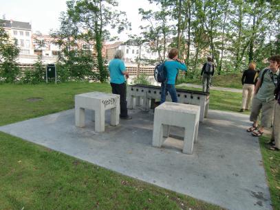 De potentie van de schoolspeelplaats benutten. Kindgerichtheid van publieke ruimte Het selecteren van enkele zones, pleintjes, die potentieel interessante delen vormen van het lokale speelweefsel.