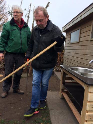 24 november was het klussendag Er is weer hard gewerkt om te zorgen dat de speelplaats en schooltuin klaar zijn voor de winter.