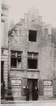 Deze verdween toen Rue des Cousins (Cosynstraat) heraan gelegd werd en de Van