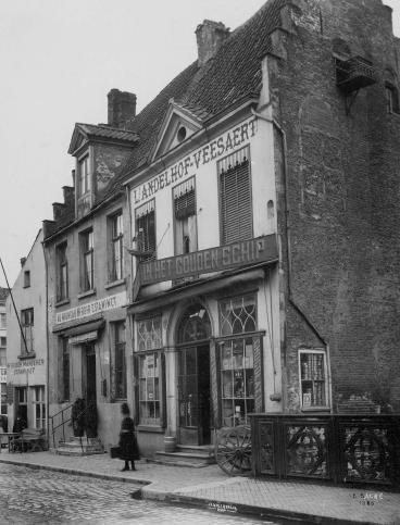 Oude Beestenmarkt met de reling van de Nieuwbrug uit 1855 (alles is verdwenen in 1960).