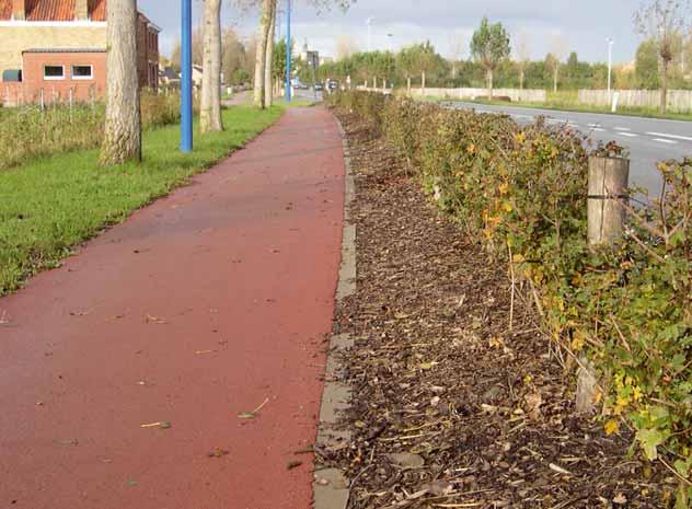 Oostduinkerke (Koksijde) N330 Toekomstlaan > Enkelrichtingsfietspaden aan beide zijden van de rijbaan; data > Breedte: 1,75 meter; > Materiaal: rode asfalt; > Afscheiding tussen fietspad en rijbaan: