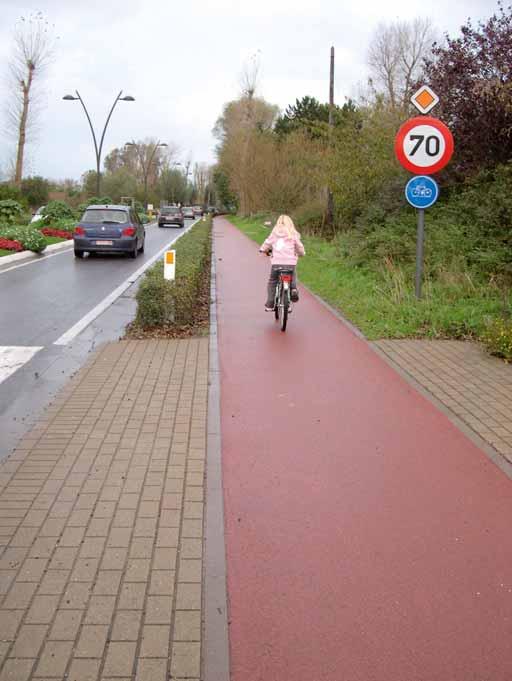 loopt door over inritten en zijstraten.