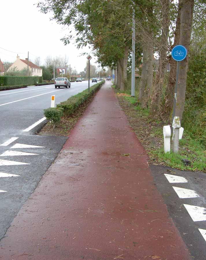 Het fietspad loopt comfortabel door over de zijstraten.