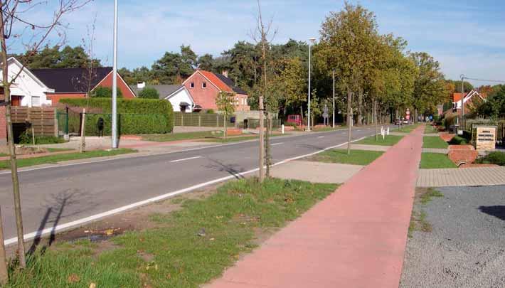 Brecht N115 Schotensteenweg > Enkelrichtingsfietspaden aan beide zijden; > Breedte: 1,75 meter; > Materiaal: cementbeton, zonder voegmassa; > Afscheiding tussen fietspad en rijbaan: een graszone