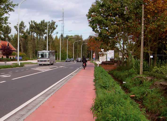 Aandachtspunt: ter hoogte van de opstelstroken voor het gemotoriseerd verkeer worden twee rijstroken plaatselijk drie rijstroken.