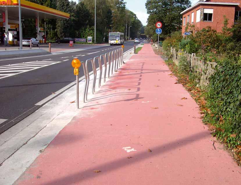 De schuwafstanden zoals beschreven in het Vademecum Fietsvoorzieningen worden mooi geïllustreerd op de Mechelsesteenweg.