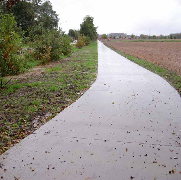 Kruishoutem N437 Kasteelstraat data > Dubbelrichtingsfietspad; > Breedte: 2,50 meter; > Materiaal: cementbeton, zonder voegmassa rode coating ter hoogte van zijstraten; > Afscheiding tussen fietspad