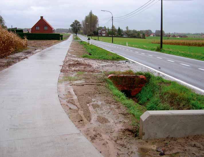 De N437 Kasteelstraat is een verbindingsweg tussen Kruishoutem-centrum en Lozer, door landbouwgebied en dus met weinig bebouwing.