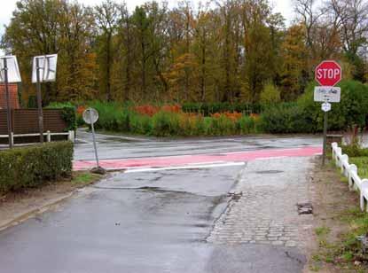 Vademecum Fietsvoorzieningen: Het dubbelrichtingsfietspad wordt zo weinig mogelijk gekruist door zijstraten en inritten.