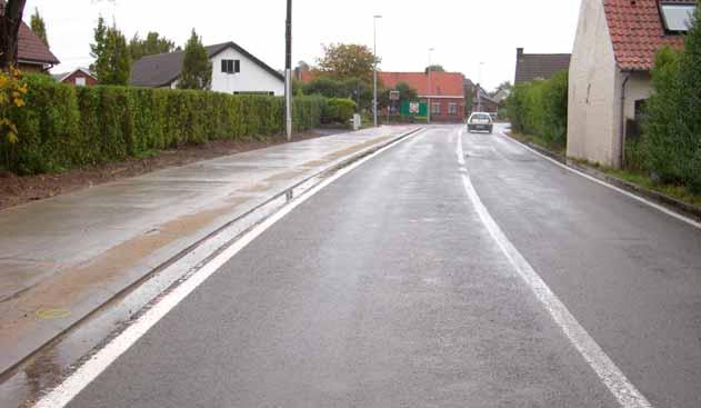 Aandachtspunt: het fietspad is in de bebouwde zone te weinig afgescheiden van de rijbaan.