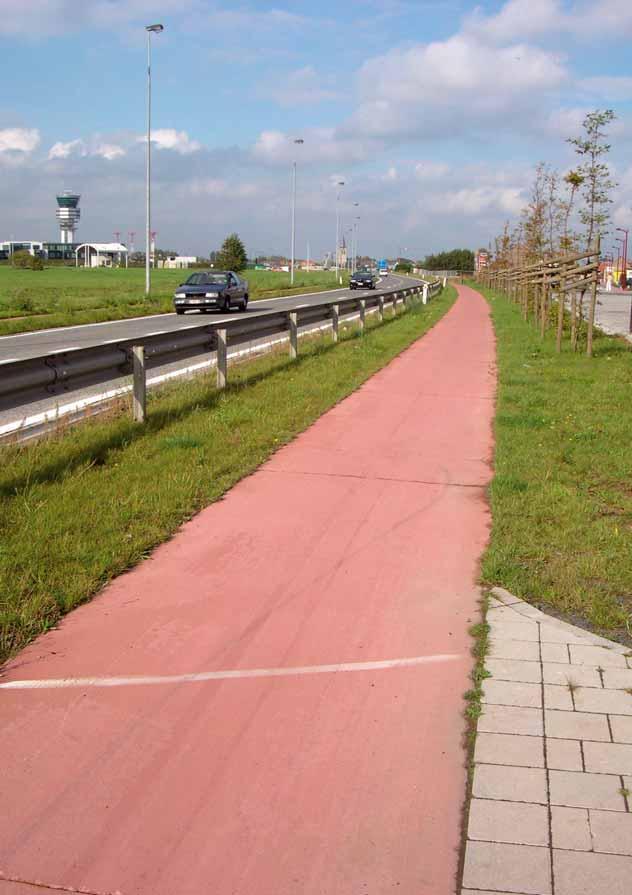 In de bocht worden fietsers extra beveiligd door de vangrail tussen de