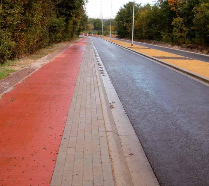 Sint-Huibrechts-Lille (Neerpelt) N748 Peerderbaan/Venderstraat > Enkelrichtingsfietspaden aan beide zijden van de rijbaan; > Breedte: 1,75 meter; data > Materiaal: rode cementbeton, zonder voegmassa;