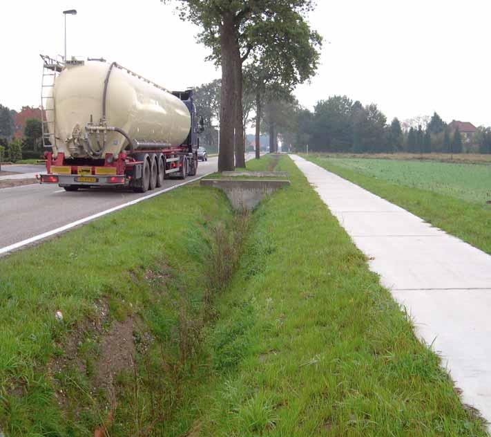 Meeuwen-Gruitrode N730 Breekiezel > Enkelrichtingsfietspaden aan beide zijden van de rijbaan; data > Breedte: 1,50 tot 1,75 meter; > Materiaal: rode en grijze cementbeton, zonder voegmassa; >