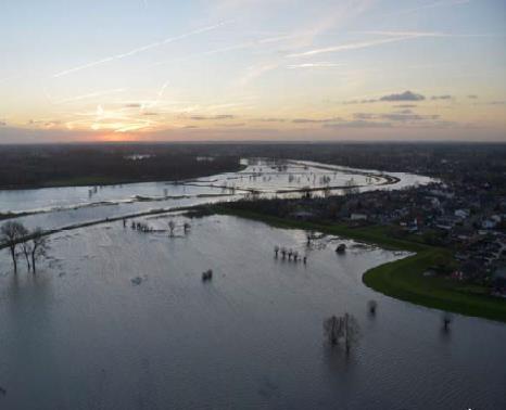 De kust ontwikkelen in samenhang met het veranderende klimaat Vaststellingen (vervolg) De zeewering bestaat uit het versterken van dijken, het aanbrengen van zandsuppleties en het stimuleren van