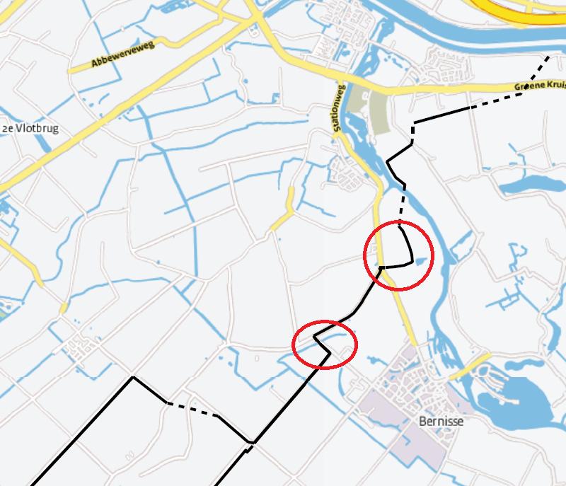 Figuur 4 Rare hoeken in deeltracé 2 (rode cirkels) Vanwege de meerkosten van boren is op dit deeltraject niet gekozen voor een tracéaanpassing.