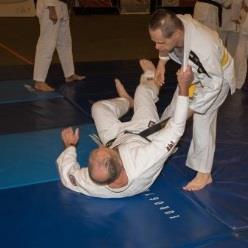 tussen de G-commissie en de pedagogische commissie om de eerste zwarte gordels (G judo) te vormen in de VJF.