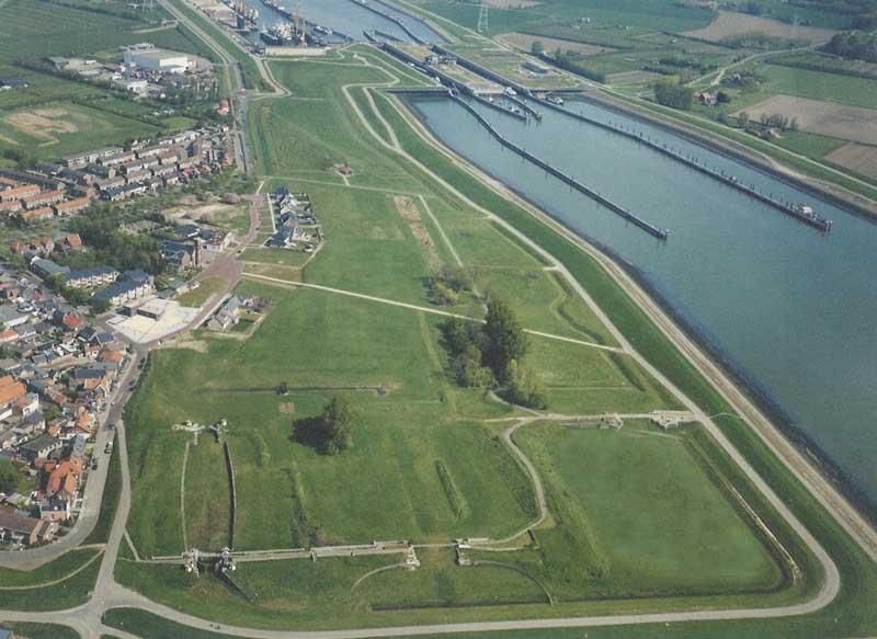 3.2 Korte gebiedsomschrijving per dijkvak Dijkvak 1 - Voorhaven De te versterken dijk grenst aan de monding van het Kanaal door Zuid-Beveland dat in directe verbinding met de Westerschelde staat.