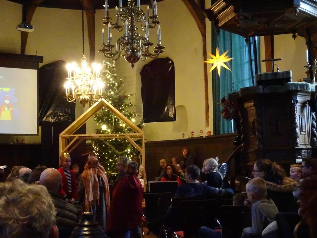 Van de diaconie Kerstfilm bij kerstviering Circa 25 mensen woonden zondag 17 december in het Open Huis