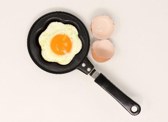 Gebakken eieren Voor 6 stuks 6 eieren Je favoriete topping zoals kaas, chilliflakes, spekjes of kruiden. stijd: 14 minuten Verwarm de oven voor op 180 graden. Breek in elke muffinvorm 1 ei.