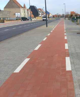 Kenmerken De fietspadsteen is een rode betonstraatsteen met een formaat van 30 x 15 cm en een dikte van 8 of 10 cm. De steen heeft geen vellingkant. Hij is voorzien van minimale afstandsvlakken.