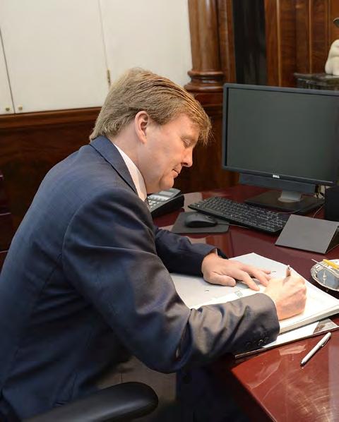 17 Wet Als de Koning zijn handtekening gezet heeft, gaat het naar de minister die het plan bedacht