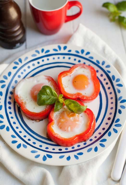 EI-PAPRIKA NESTJE VOOR 2 PERSONEN Net zo snel klaar als een gewoon gebakken eitje, maar veel spectaculairder. En meteen wat extra groenten bij je ontbijt. Dubbel winst dus.